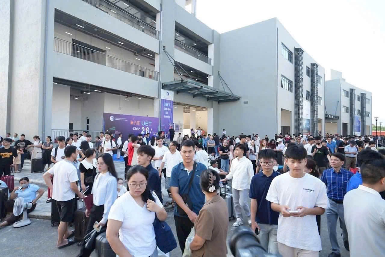 Đông người bên ngoài khu nhà của cơ sở đào tạo