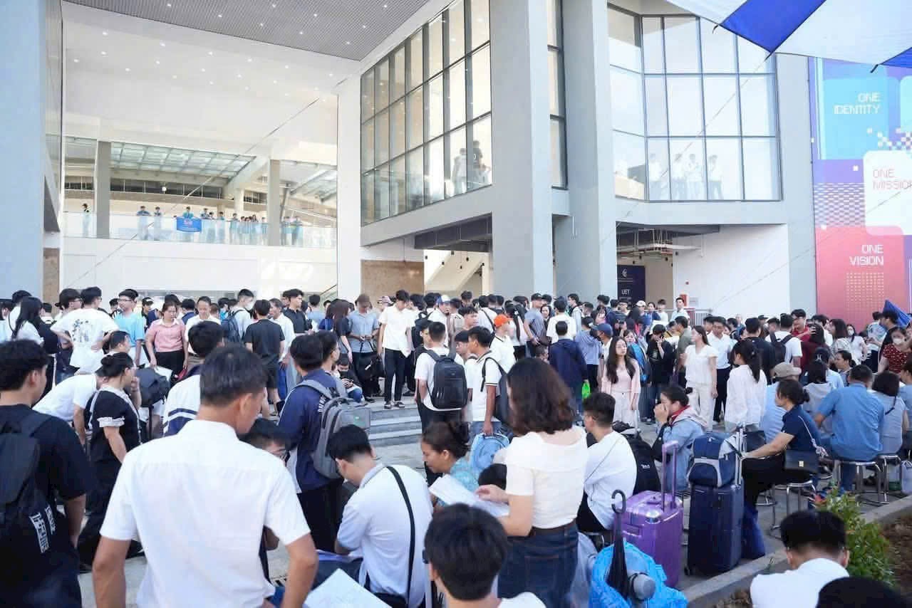Người tập trung tại sảnh của cơ sở đào tạo