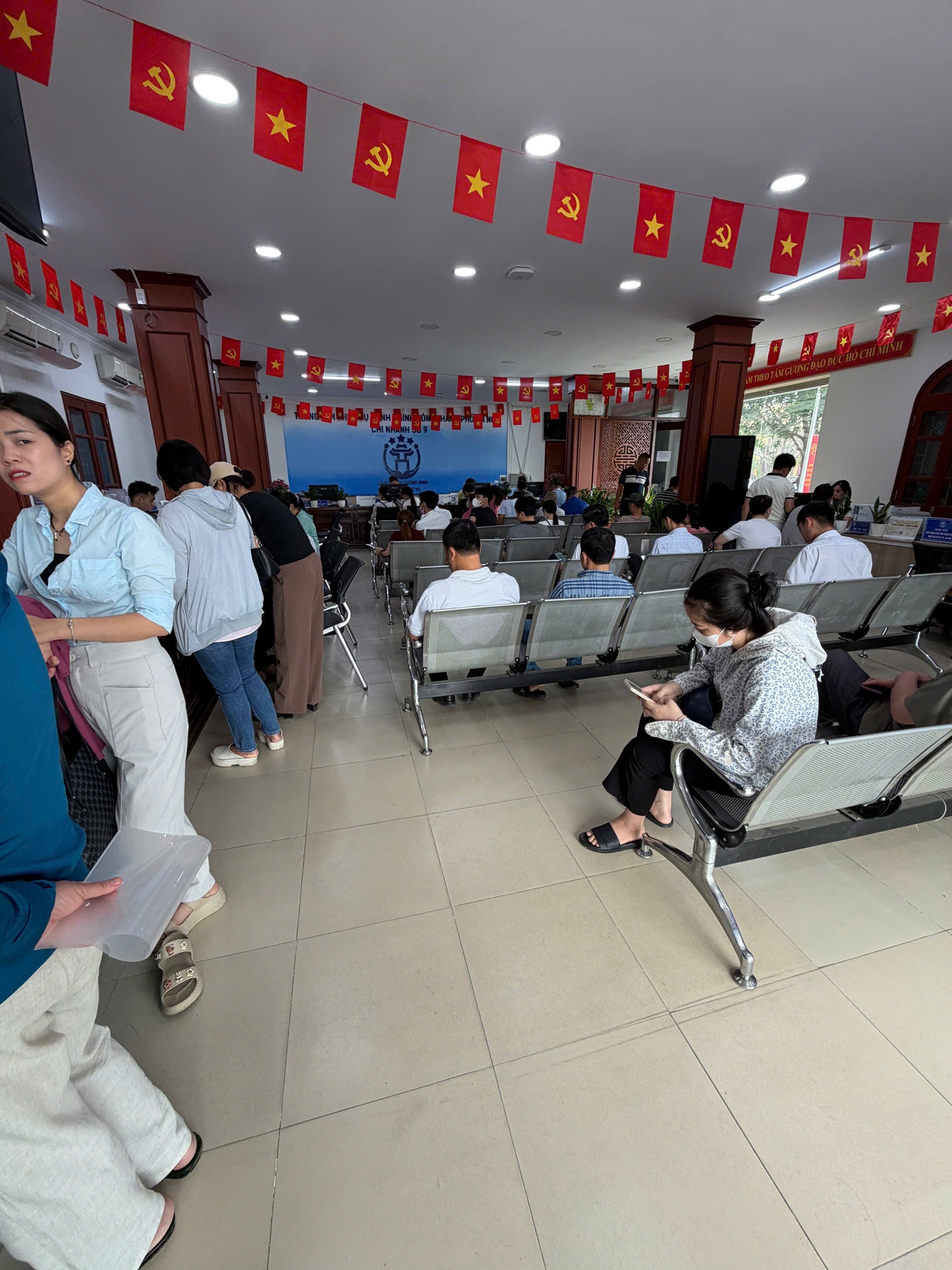 Khu vực tiếp nhận và xử lý hồ sơ hành chính