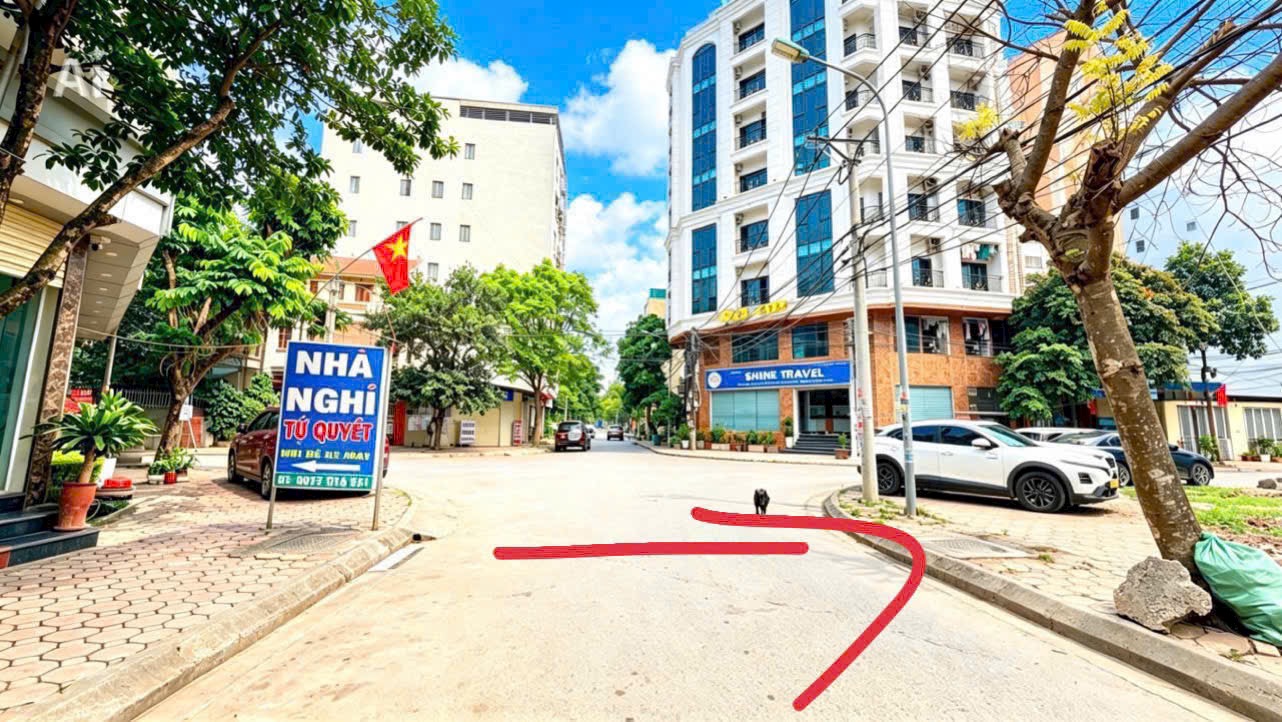 Tuyến đường qua khu nhà nhiều tầng và dịch vụ lưu trú