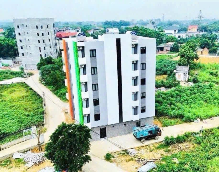 Tòa nhà nhiều tầng giữa khu dân cư và đất trống