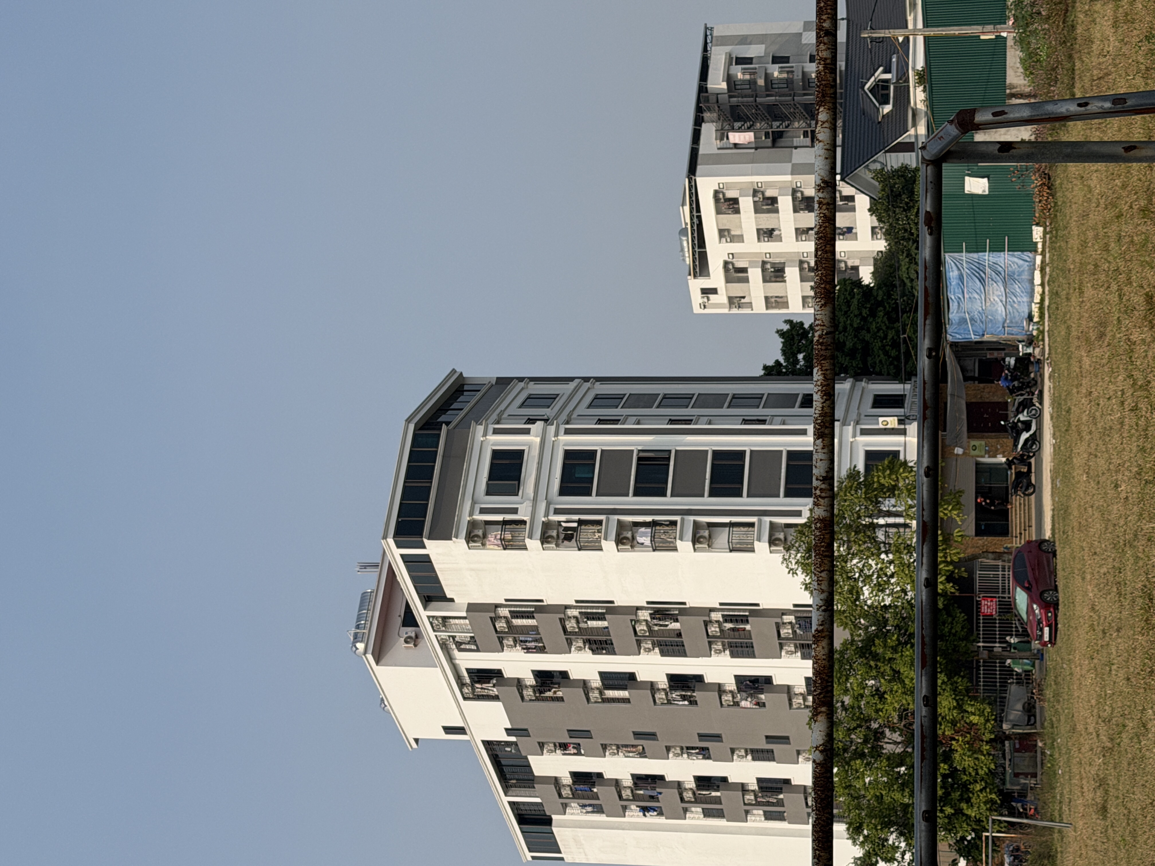 Những tòa nhà nhiều tầng ven khu dân cư